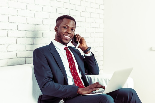 Hombre afroamericano con smartphone