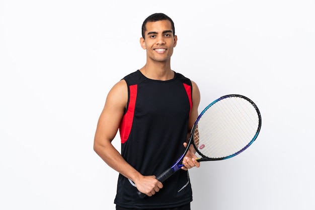 Hombre afroamericano sobre fondo blanco aislado jugando al tenis