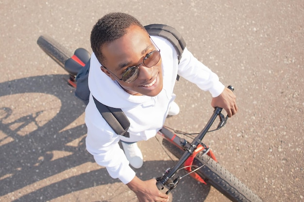 Un hombre afroamericano sonriente con una bicicleta Un estilo de vida activo