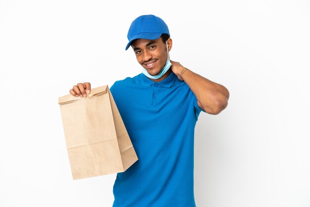 Hombre afroamericano tomando una bolsa de comida para llevar aislado sobre fondo blanco riendo