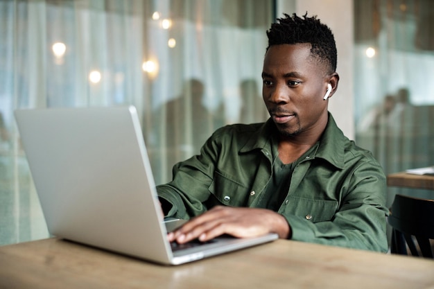 Hombre afroamericano usando computadora