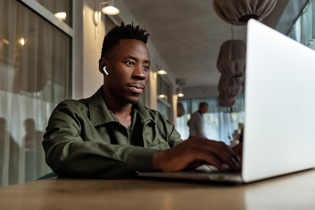 Hombre afroamericano usando computadora