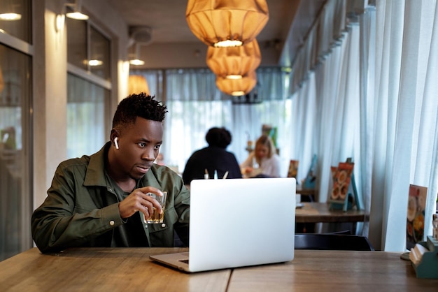 Hombre afroamericano usando computadora