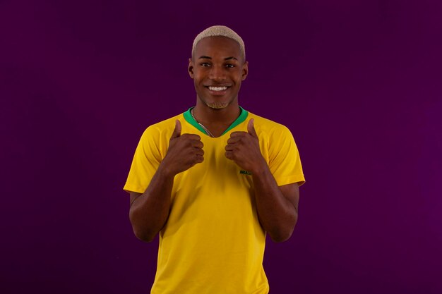 Hombre afrobrasileño con la camiseta del equipo de fútbol de brasilia para la copa 2022 en qatar