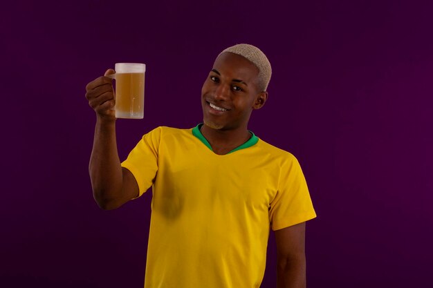 Hombre afrobrasileño con la camiseta del equipo de fútbol de brasilia para la copa 2022 en qatar