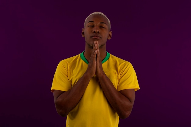 Hombre afrobrasileño con la camiseta del equipo de fútbol de brasilia para la copa 2022 en qatar