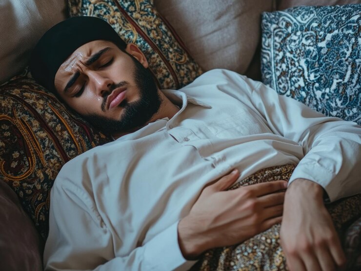 Hombre agotado durmiendo