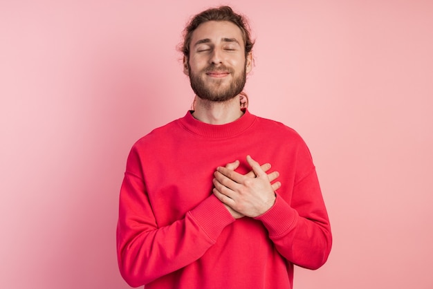 El hombre agradable muestra una señal del corazón.