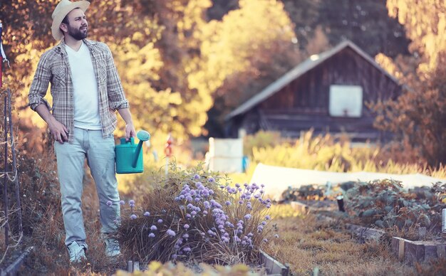 Hombre agricultor regando un huerto