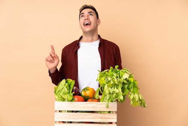 Hombre agricultor sobre pared aislada