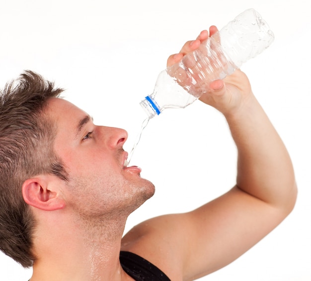 Hombre agua potable después del entrenamiento