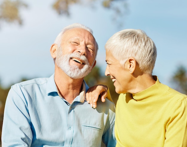 hombre al aire libre pareja de ancianos estilo de vida feliz jubilación juntos sonriente amor diversión ancianos activa vitalidad naturaleza madura