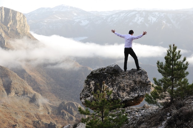 Hombre al aire libre