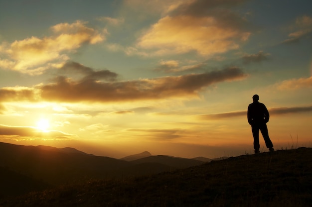 Hombre al amanecer en la montaña