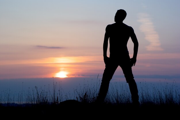 Foto hombre al atardecer