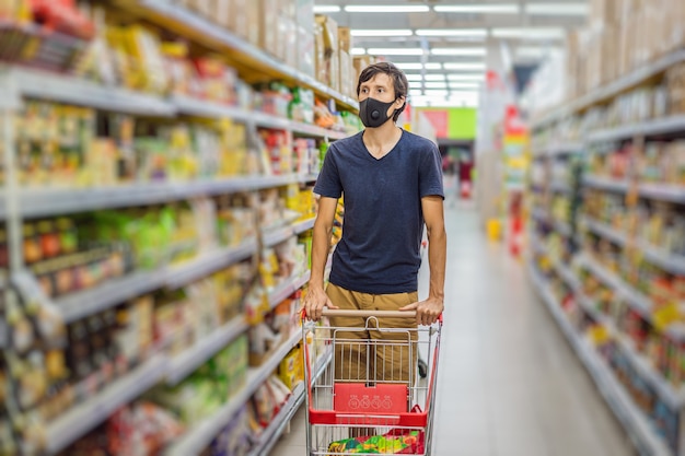 Hombre alarmado usa máscara médica contra el coronavirus mientras compra en supermercado o tienda