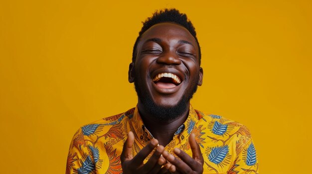 Foto un hombre alegre de áfrica central aislado en un fondo sólido