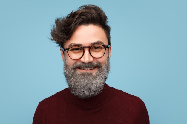 Hombre alegre con barba brillante