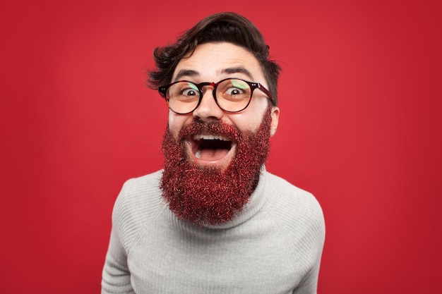 Foto hombre alegre con barba teñida de rojo