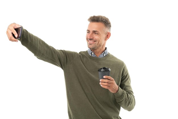 Hombre alegre blogger hacer selfie con café en estudio hombre blogger hacer selfie con café