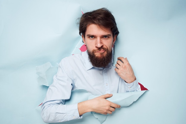 Hombre alegre en camisa estilo de vida vista recortada de oficina de trabajo