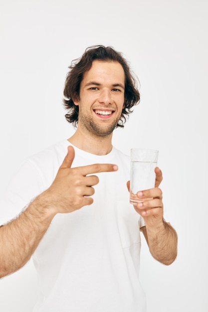 Hombre alegre en una camiseta blanca vaso de agua Estilo de vida inalterado