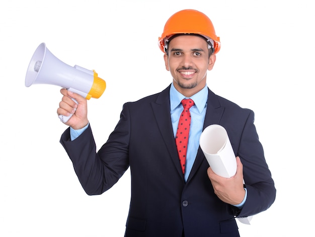 Hombre alegre con casco de construcción y megáfono.