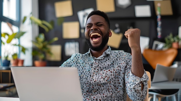 Hombre alegre celebrando el éxito en un entorno de oficina moderno Victoria en el lugar de trabajo casual Estilo de oficina contemporáneo Momento espontáneo de felicidad IA