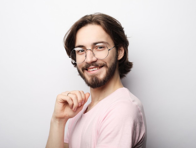 Hombre alegre con gafas contento de encontrar un trabajo bien pagado adecuado