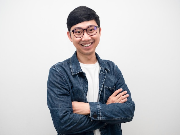 Hombre alegre con gafas con gafas feliz sonrisa fondo blanco.