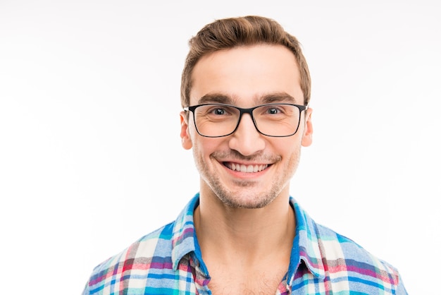 Hombre alegre guapo con gafas