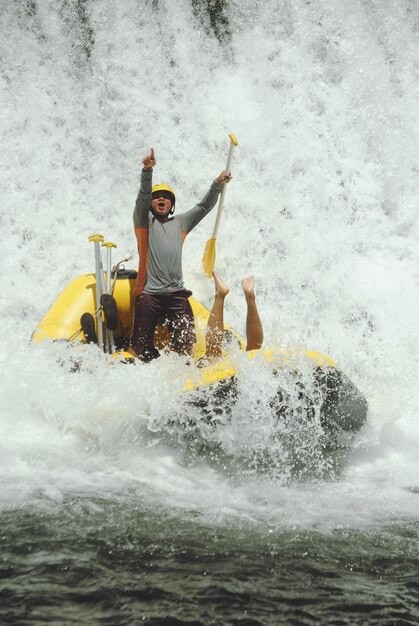 Foto hombre alegre haciendo rafting en el río