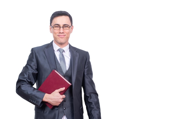 Hombre alegre con libro en estudio de luz