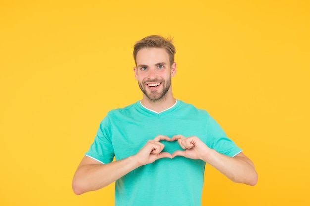 Hombre alegre muestra el corazón con las manos siente amor enamórate unshven hombre feliz expresa gesto de amor mi corazón está latiendo por ti sé mi San Valentín Lenguaje de amor soy completamente tuyo Toma mi corazón