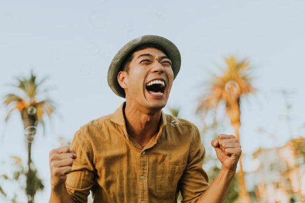 Hombre alegre en el parque