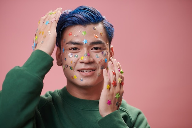 Hombre alegre con pegatinas en la cara