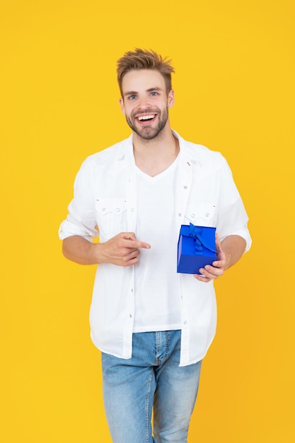 Hombre alegre con presente aislado en blanco hombre con presente en el estudio hombre con presente en la foto de fondo del hombre con caja de regalo