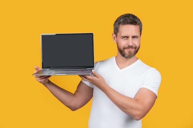 Hombre alegre que muestra la aplicación en la pantalla con espacio de copia hombre que muestra la aplicación aislada en amarillo