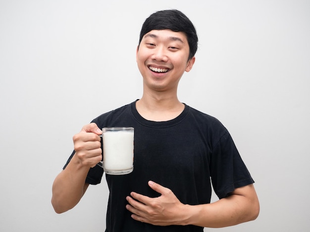 El hombre alegre que sostiene la leche está lleno de salud