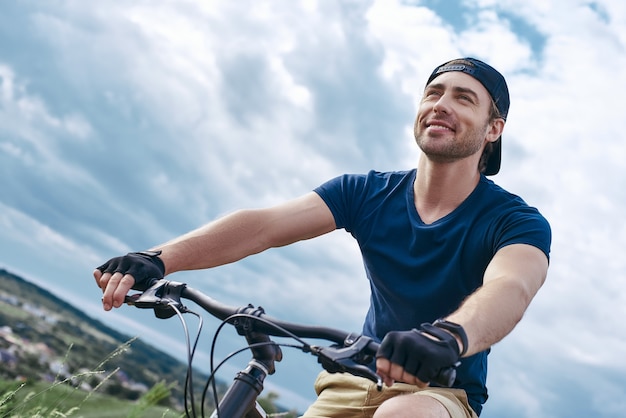 Hombre alegre en recreación activa en bicicleta de montaña