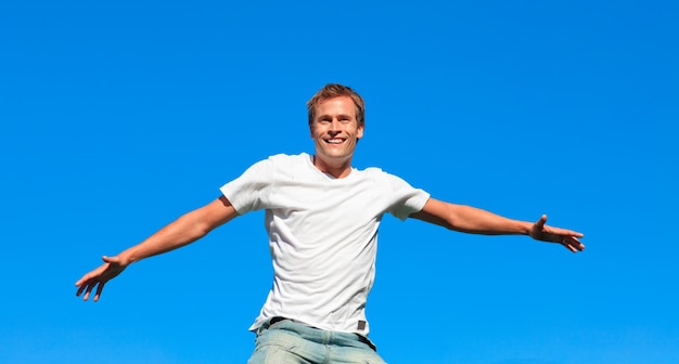 Hombre alegre saltando en el aire