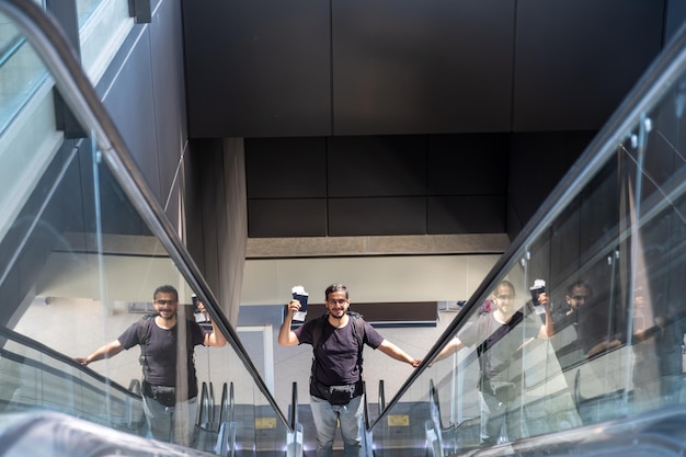 Foto hombre alegre sosteniendo su pasaporte después de un largo viaje sintiéndose emocionado de volver a casa