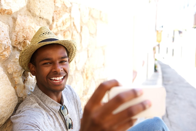 Hombre alegre tomando selfie en vacaciones