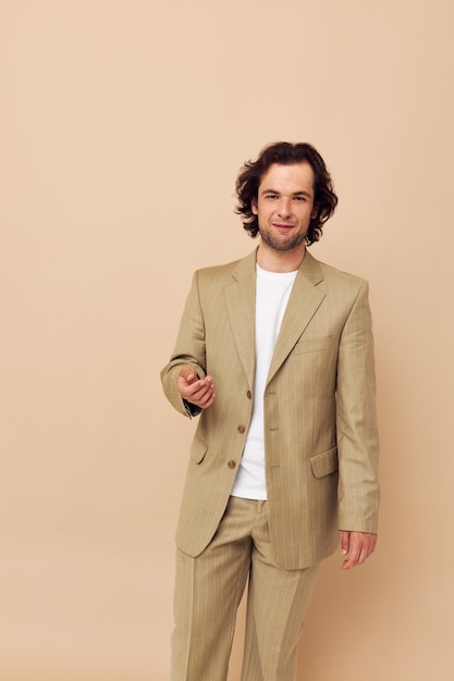 Hombre alegre en traje beige estilo elegante fondo aislado