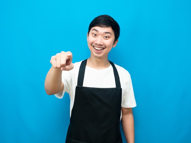 Hombre alegre vestido con delantal sonrisa cara señalar con el dedo a usted