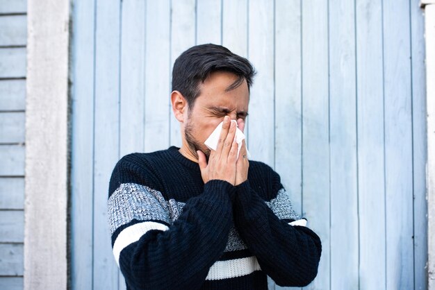 Hombre con alergia sonándose la nariz