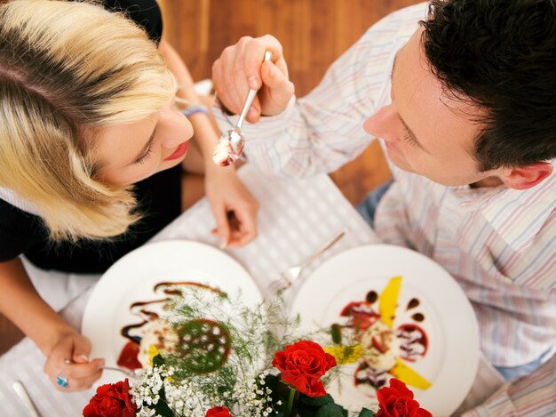 hombre alimentando a su esposa