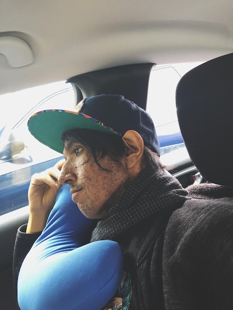 Foto hombre con almohada para el cuello sentado en el coche