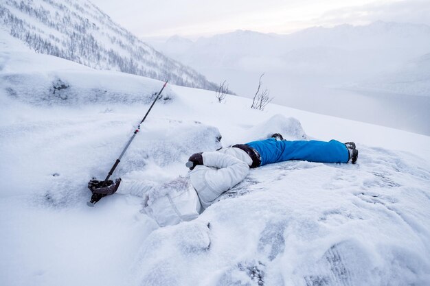 Hombre alpinista durmiendo muerte en canto de nieve