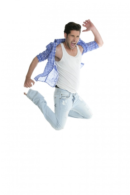 Hombre de alta mosca saltando vaqueros de moda denim en blanco